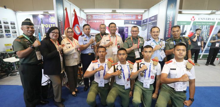 Rektor Unhan RI Kunjungi Booth Universitas Pertahanan pada Indo Defence 2025.