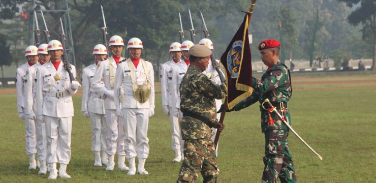 Rektor Unhan RI Mewakili Menhan RI Menyerahkan Tunggul Komcad SPPI sebagai Simbol Integrasi ke Sistem Pertahanan Semesta.