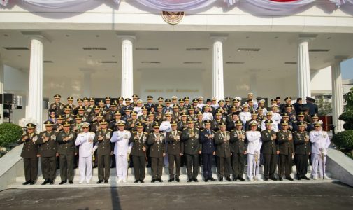 Jajaran Pejabat Eselon I dan II Unhan RI, Ikuti Upacara HUT ke-80 Kemerdekaan RI di Lapangan Bhinneka Tunggal Ika Kemhan RI