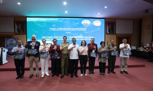 Rektor Unhan RI Didampingi Atase Pertahanan Australia Membuka Kegiatan Seminar IKAHAN–RIDU 2025 .