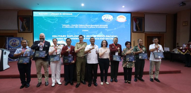 Rektor Unhan RI Didampingi Atase Pertahanan Australia Membuka Kegiatan Seminar IKAHAN–RIDU 2025 .