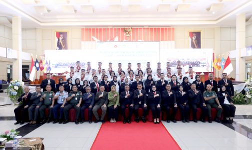 Rektor Unhan RI, Dekan FFM, dan Wakil Kepala BRIN Kukuhkan Apoteker Militer Angkatan Pertama Unhan RI sebagai Tonggak Strategis Kesehatan Pertahanan.