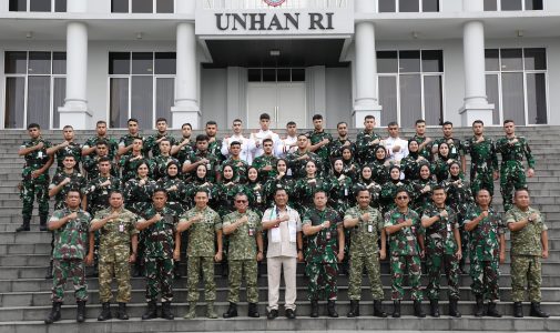 Rektor Unhan RI Didampingi Pejabat Tinggi Eselon I dan II Melaksanakan Santap Siang Bersama Kadet Mahasiswa Palestina Penerima Beasiswa Internasional Kemhan RI