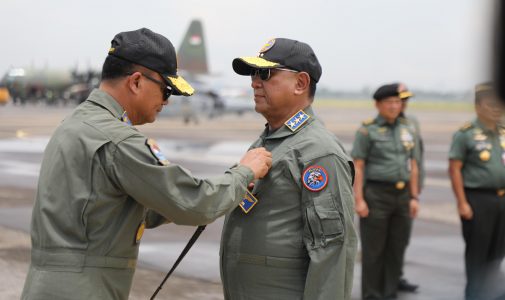 Rektor Unhan RI Terima Brivet Penerbang Kehormatan dari Komandan Puspenerbal dan Laksanakan Joy Flight