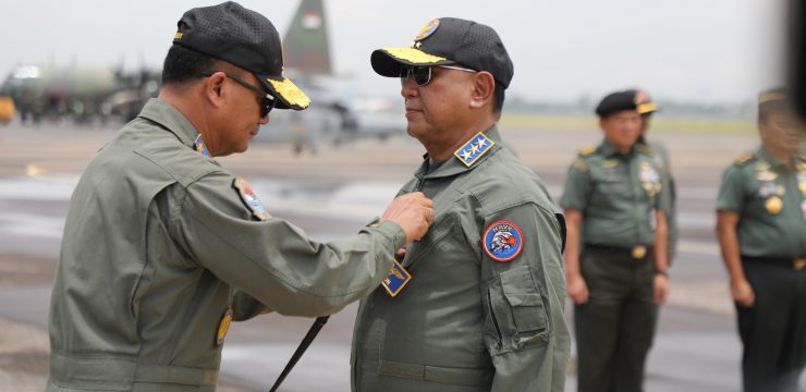 Rektor Unhan RI Terima Brivet Penerbang Kehormatan dari Komandan Puspenerbal dan Laksanakan Joy Flight