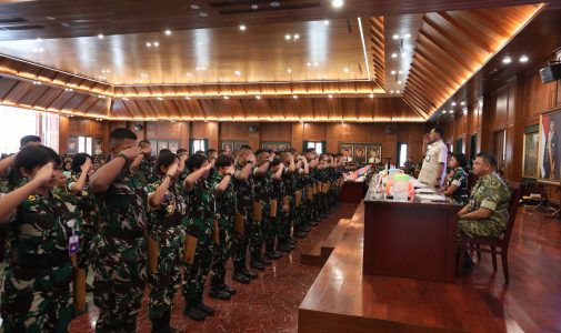 Rektor Unhan RI Berikan Penghargaan kepada 44 Orang Kadet Mahasiswa Unhan RI Berprestasi Tahun Akademik 2025.