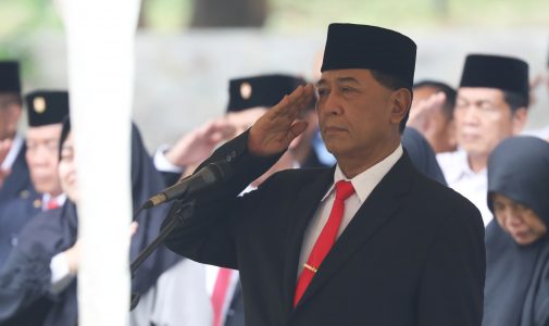 Rektor Unhan RI Pimpin Langsung Upacara Pemakaman Letjen TNI (Purn.) Dr. Tri Legionosuko di Taman Makam Pahlawan Kalibata.