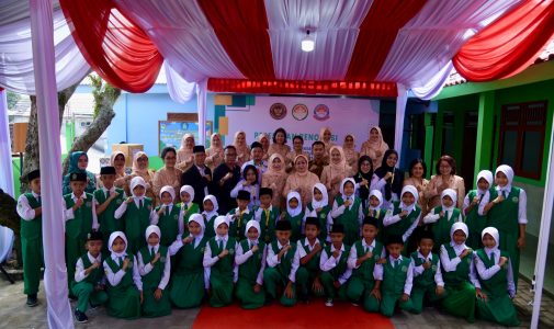 Ketua DWP Unhan RI Ibu Yani Anton Nugroho Dampingi Penasihat I DWP Kemhan RI Ibu Etty Sjafrie Sjamsoeddin Resmikan Renovasi Posyandu, Madrasah Ibtidaiyah, dan PAUD Desa Tangkil sebagai Wujud Penguatan Layanan Dasar Masyarakat.