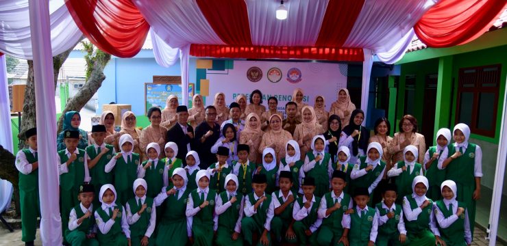 Ketua DWP Unhan RI Ibu Yani Anton Nugroho Dampingi Penasihat I DWP Kemhan RI Ibu Etty Sjafrie Sjamsoeddin Resmikan Renovasi Posyandu, Madrasah Ibtidaiyah, dan PAUD Desa Tangkil sebagai Wujud Penguatan Layanan Dasar Masyarakat.