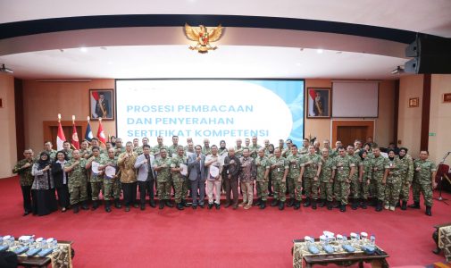 Rektor Unhan RI didampingi Founder Quantum HRM Indonesia Serahkan Sertifikat Certified International Trainer: Strategi Peningkatan Mutu SDM dan Daya Saing Global.