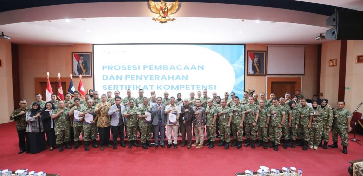 Rektor Unhan RI didampingi Founder Quantum HRM Indonesia Serahkan Sertifikat Certified International Trainer: Strategi Peningkatan Mutu SDM dan Daya Saing Global.