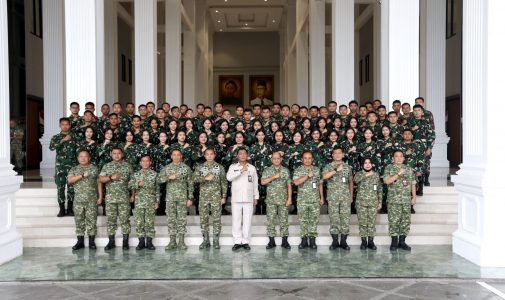 Rektor Unhan RI Serahkan Ijazah kepada 74 Pasis Kadet Mahasiswa Cohort 1 FKM Unhan RI, Tekankan Integritas dan Pengabdian.