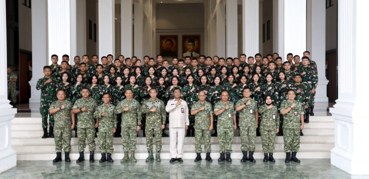 Rektor Unhan RI Serahkan Ijazah kepada 74 Pasis Kadet Mahasiswa Cohort 1 FKM Unhan RI, Tekankan Integritas dan Pengabdian.