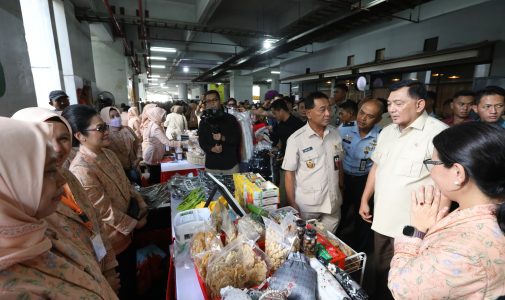 Rektor Unhan RI Beserta Pejabat Tinggi Kemhan RI Dampingi Menhan RI dalam Peninjauan Bazar Ramadhan Kemhan RI 1447 H.